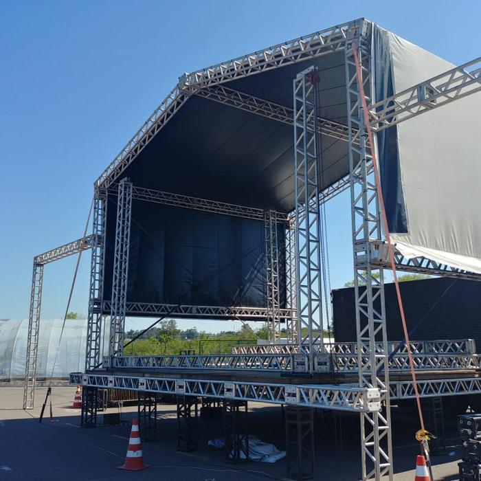 Palco de grande porte em montagem